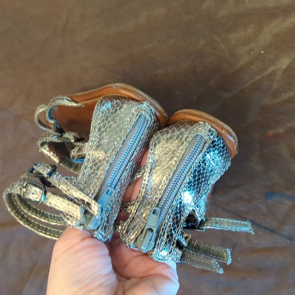 Absolutely adorable girls mud sandals with bead detailing - Picture 6 of 8